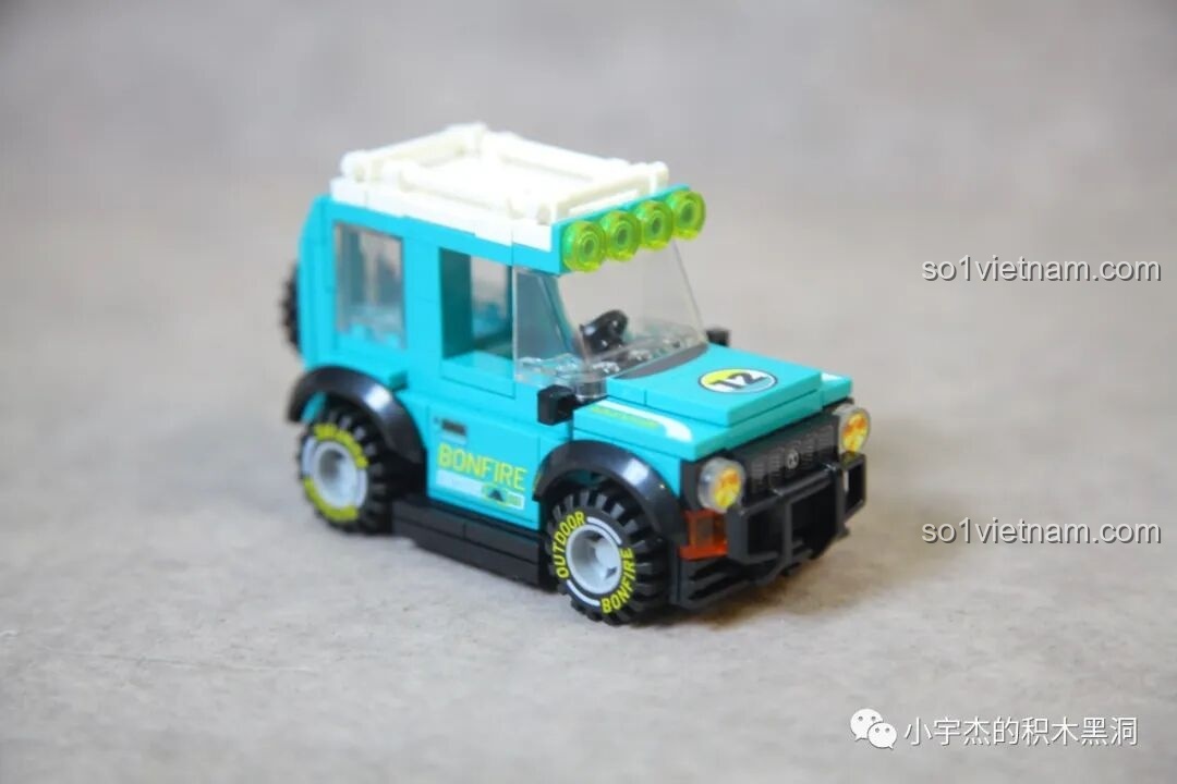 Góc nhìn chéo phía trước của xe địa hình Sembo 714509, thể hiện rõ các chi tiết thiết kế.