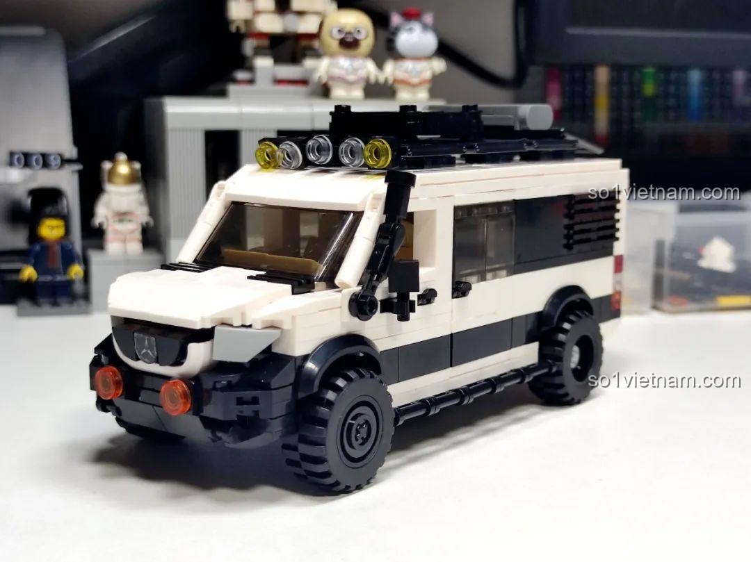 Mô hình xe địa hình Xbert 66011 MB RACER 4X4 đã hoàn thành, góc nhìn 3/4 phía trước, hiển thị đèn pha, lốp to và giá nóc.