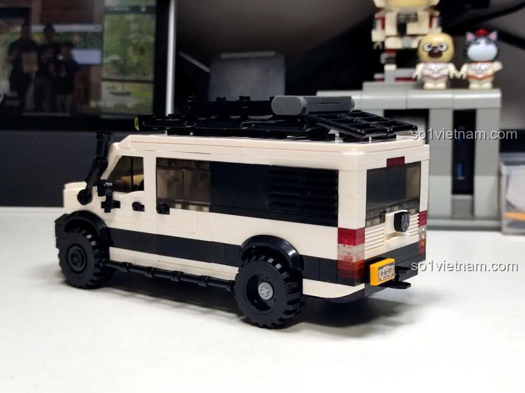 Mô hình xe địa hình Xbert 66011 MB RACER 4X4 đã hoàn thành, góc nhìn 3/4 phía sau, hiển thị đèn hậu, biển số và lốp dự phòng trên nóc.