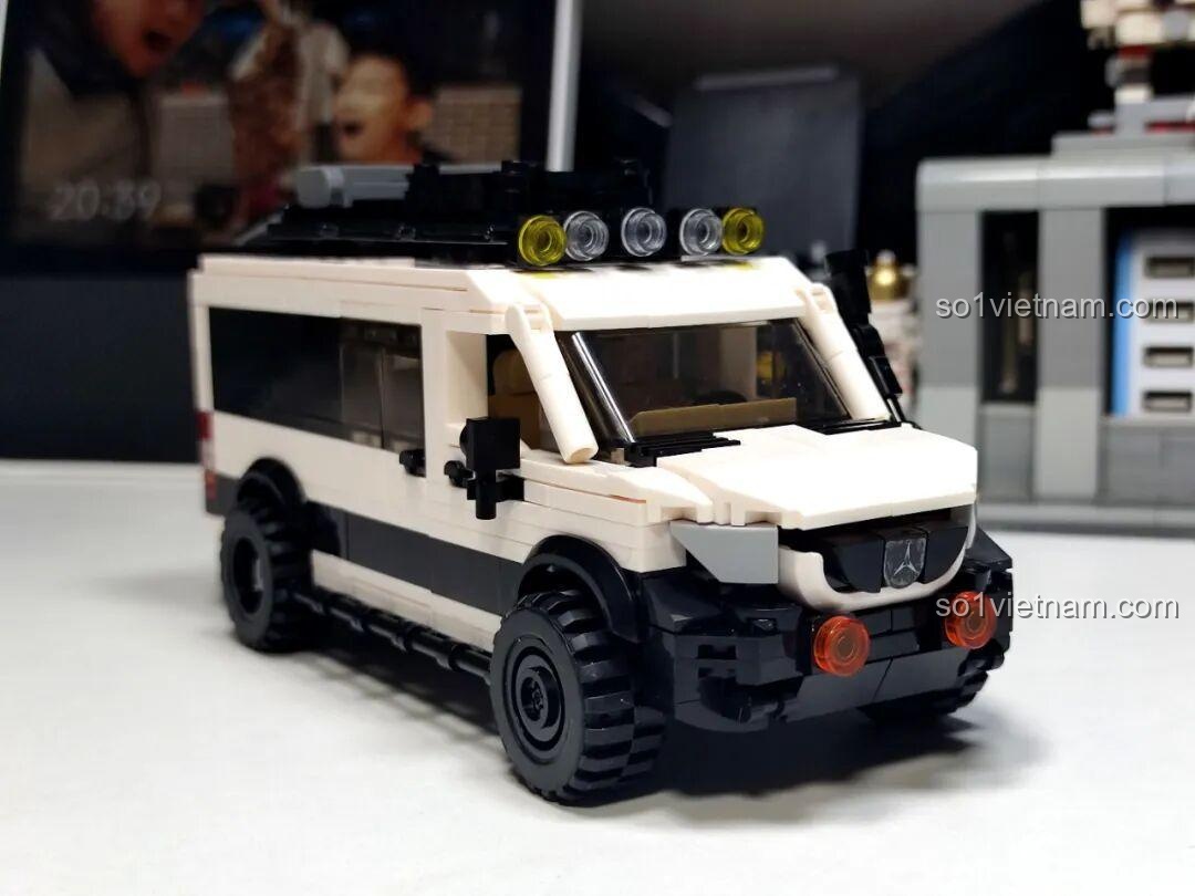 Mô hình xe địa hình Xbert 66011 MB RACER 4X4 đã hoàn thành, góc nhìn trực diện phía trước, hiển thị lưới tản nhiệt, đèn pha và cản trước hầm hố.