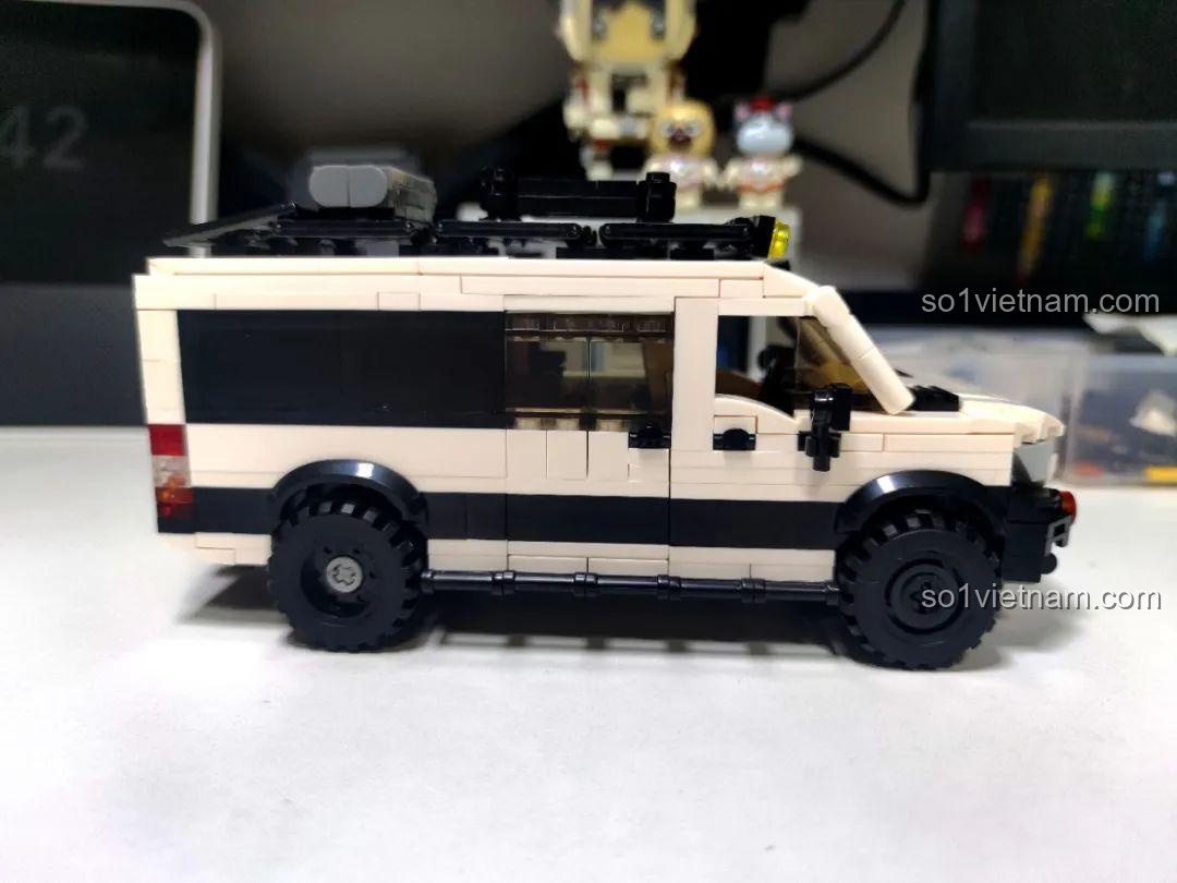 Mô hình xe địa hình Xbert 66011 MB RACER 4X4 đã hoàn thành, góc nhìn ngang, hiển thị tổng thể thiết kế và lốp xe to bản.