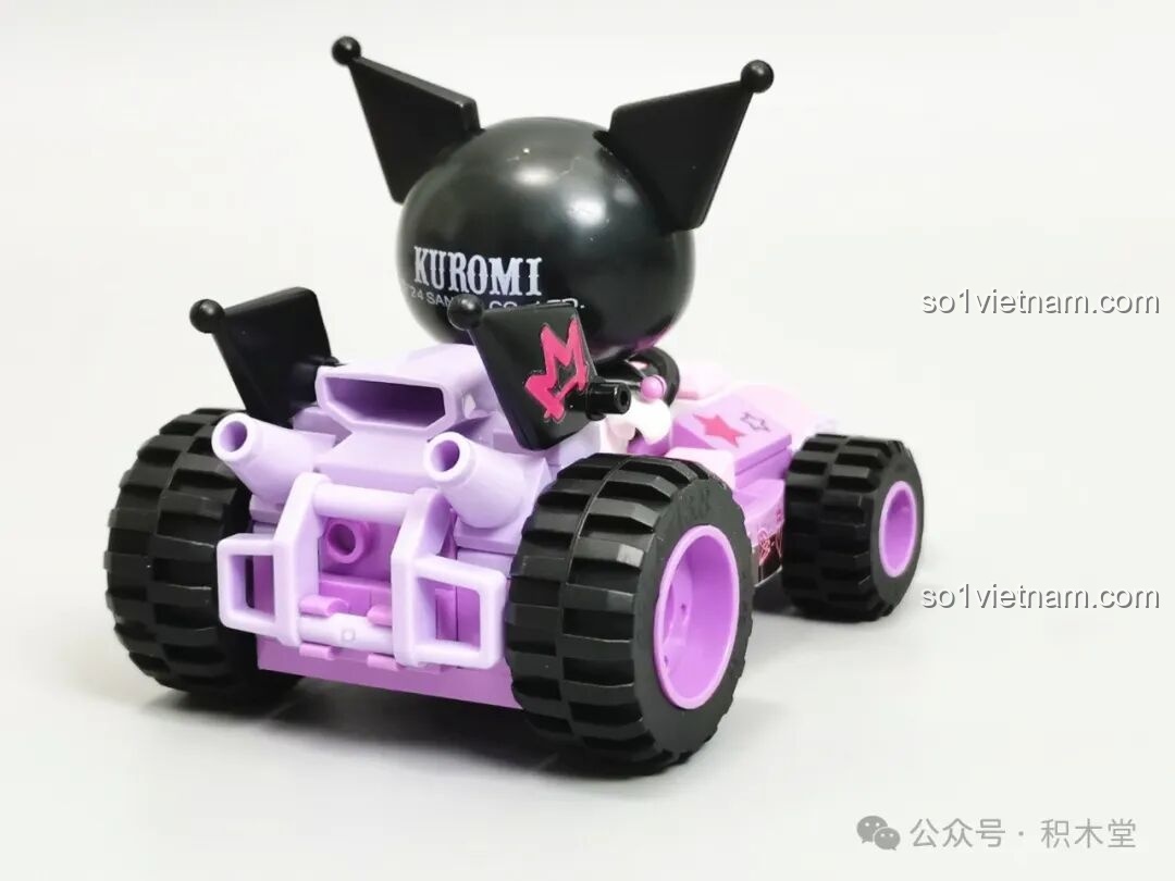 Góc nhìn từ phía sau của xe đua Kuromi TC1724, thể hiện bánh xe lớn và chi tiết đuôi xe.