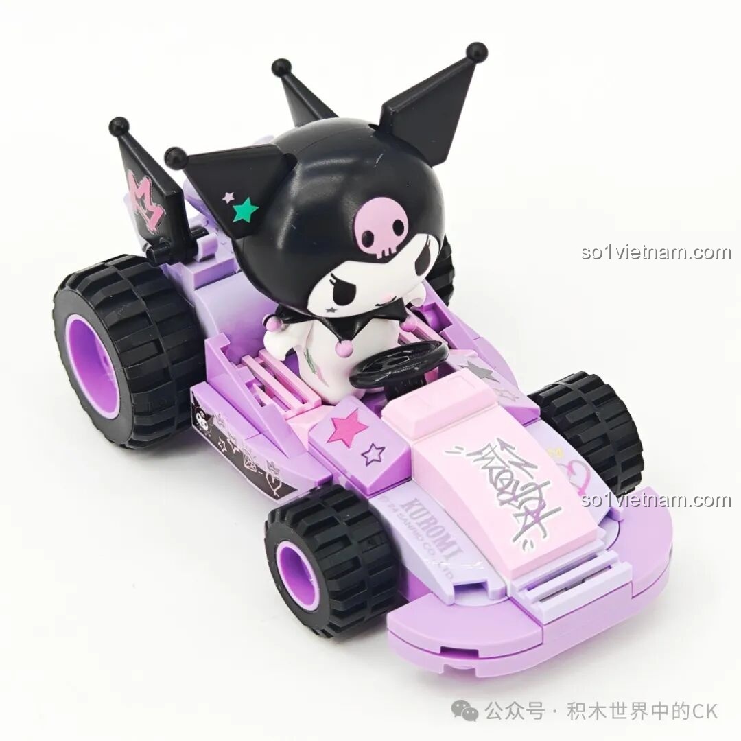 Xe đua cá tính của Kuromi trong bộ lắp ghép TOP TOY TC1724 Sanrio Characters, màu tím đen mạnh mẽ.