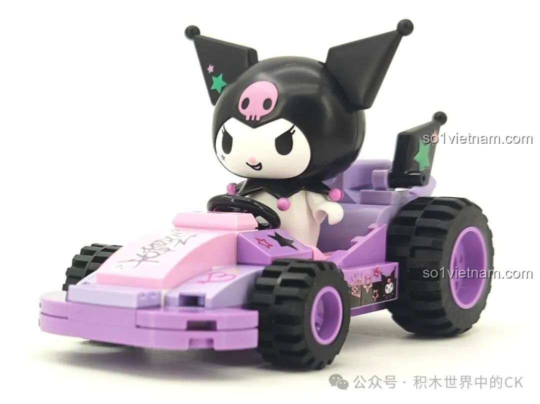 Góc nhìn khác của xe đua Kuromi trong bộ lắp ghép TOP TOY TC1724 Sanrio Characters.