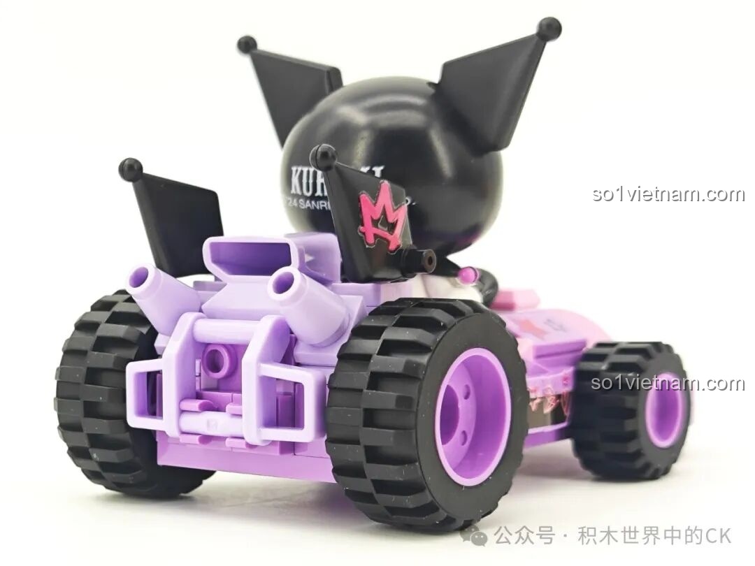 Mặt sau xe đua Kuromi, thể hiện chi tiết ống xả và bánh xe của bộ TOP TOY TC1724.