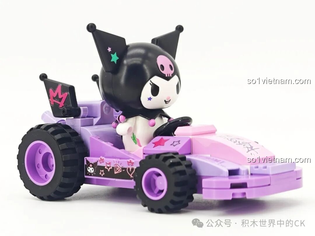 Góc nhìn bên hông của xe đua Kuromi trong bộ lắp ghép TOP TOY TC1724 Sanrio Characters.