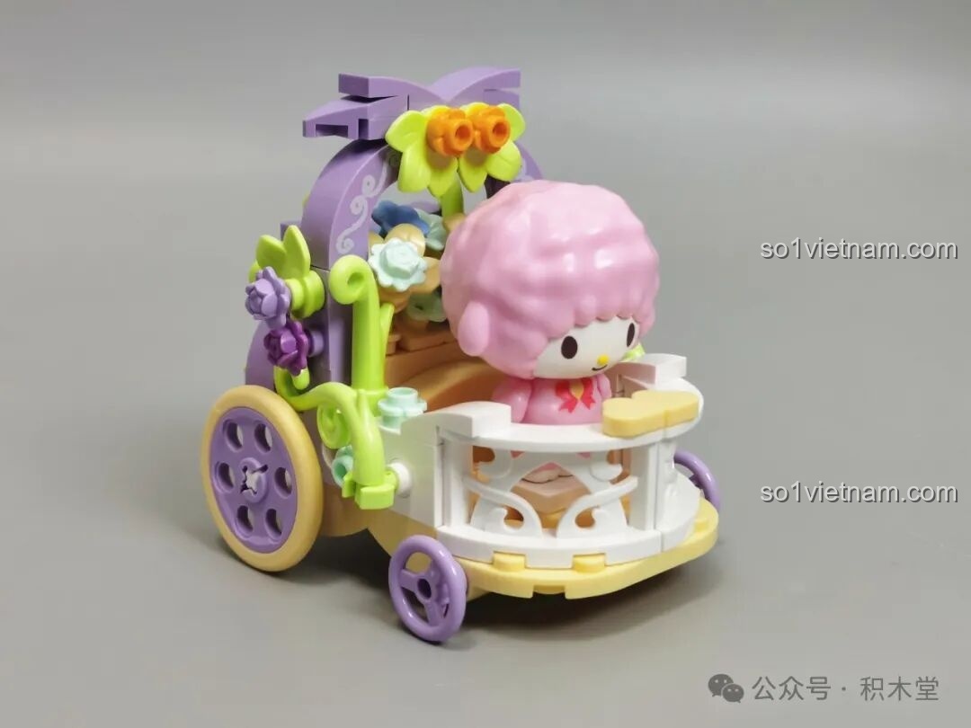 Chiếc xe hoa My Sweet Piano TC1724 đã được lắp ráp hoàn chỉnh, trang trí nhiều hoa lá.