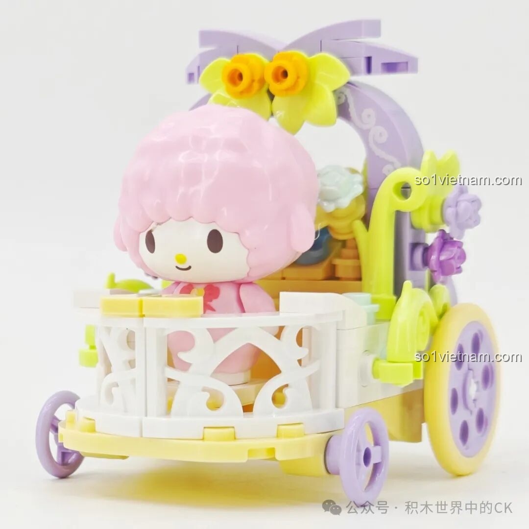 Góc nhìn khác của xe hoa My Sweet Piano trong bộ lắp ghép TOP TOY TC1724 Sanrio Characters.