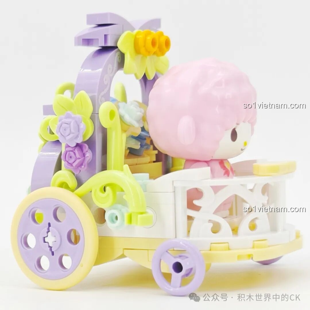 Góc nhìn bên hông của xe hoa My Sweet Piano trong bộ lắp ghép TOP TOY TC1724 Sanrio Characters.