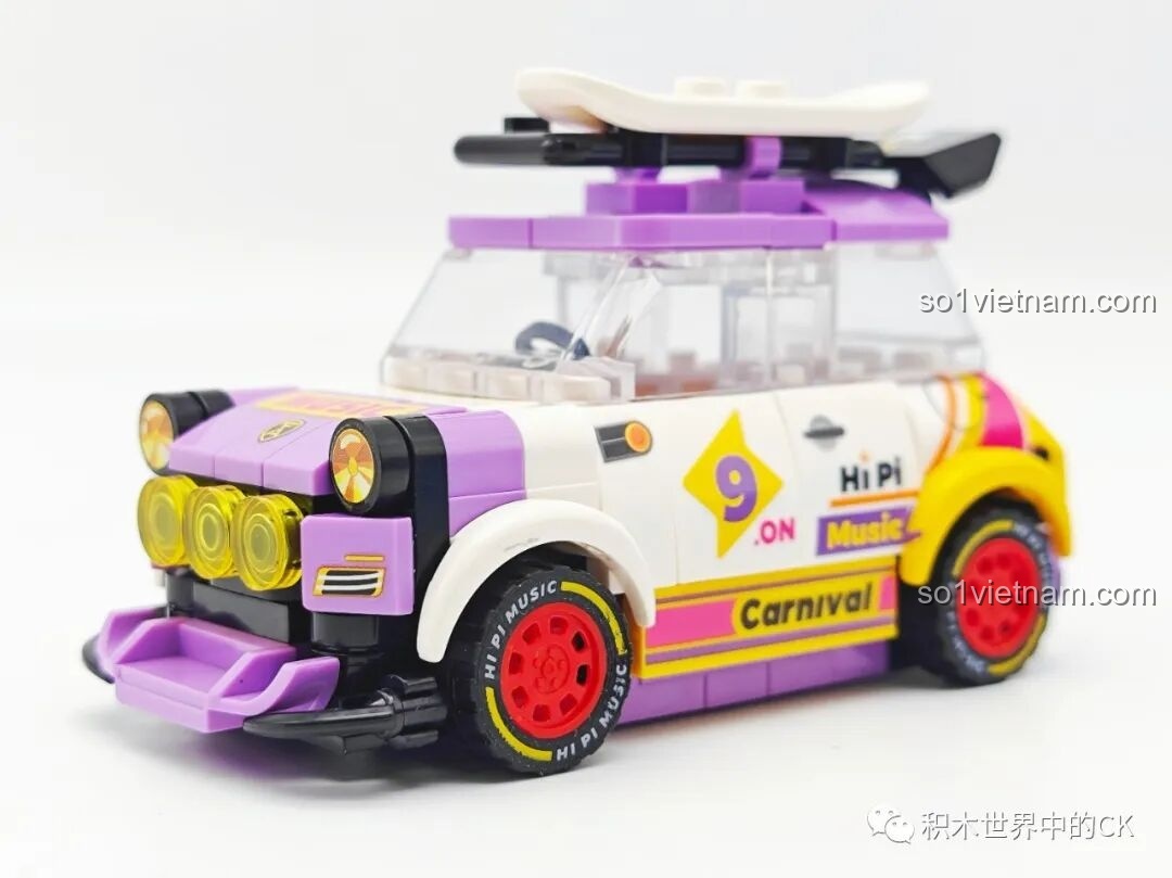 Mô hình xe hơi màu tím và trắng trong bộ đồ chơi xếp hình Xe hơi và sân khấu ca nhạc 4508 giá hời, thiết kế rất chi tiết.