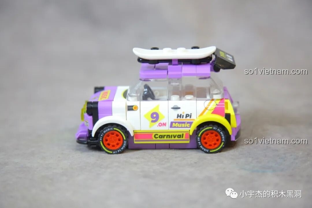 Góc nhìn bên của xe hơi Sembo 714508, khoe các họa tiết sticker sống động và bánh xe in chữ.