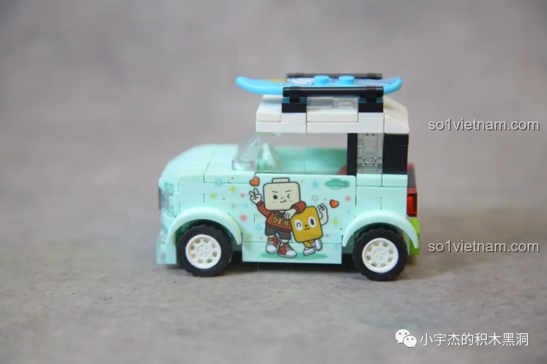 Góc nhìn bên của xe hơi Sembo 714510, khoe trọn thiết kế và màu sắc.