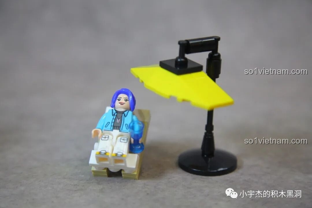 Chiếc xe mini đi biển màu xanh mint của bộ Sembo 714510, được trang trí bằng sticker hình linh vật của Sembo.