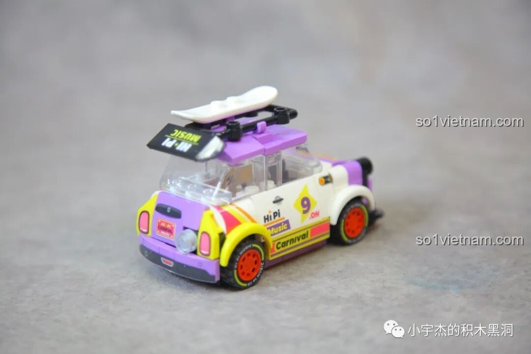 Góc chéo từ bên hông của xe mini Sembo 714508, khoe được cả bánh xe in chữ và các họa tiết trên thân xe.