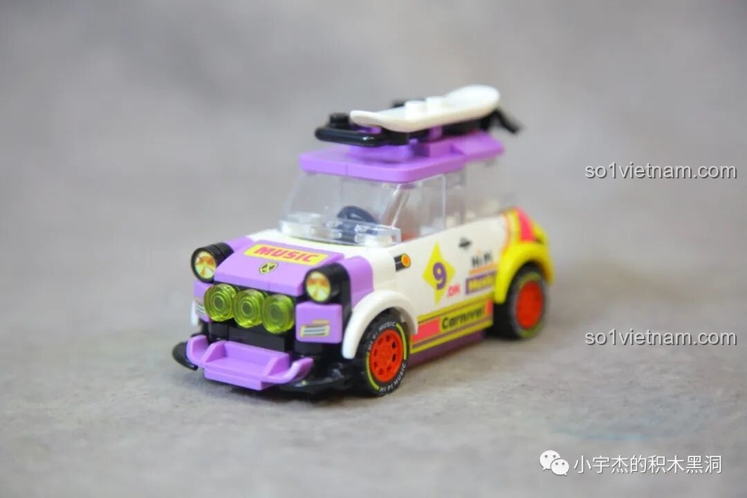 Nhìn từ bên hông, xe mini Sembo 714508 nổi bật với các sticker màu sắc và bánh xe có viền cam.