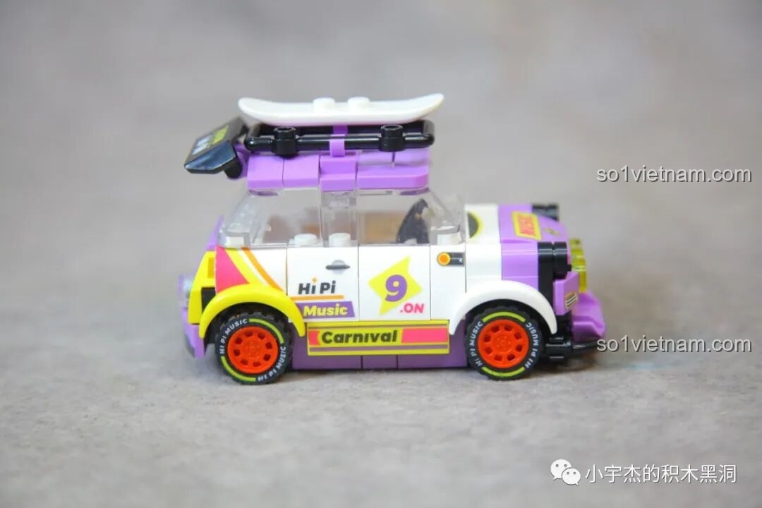 Xe mini Sembo 714508 nhìn từ bên hông, cho thấy sự kết hợp màu sắc hài hòa và táo bạo.