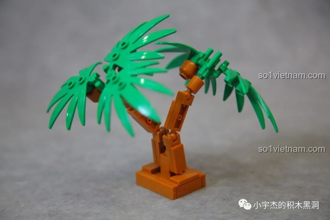 Góc chéo của xe mini Sembo 714510, với ván lướt sóng màu xanh được gắn trên nóc xe.