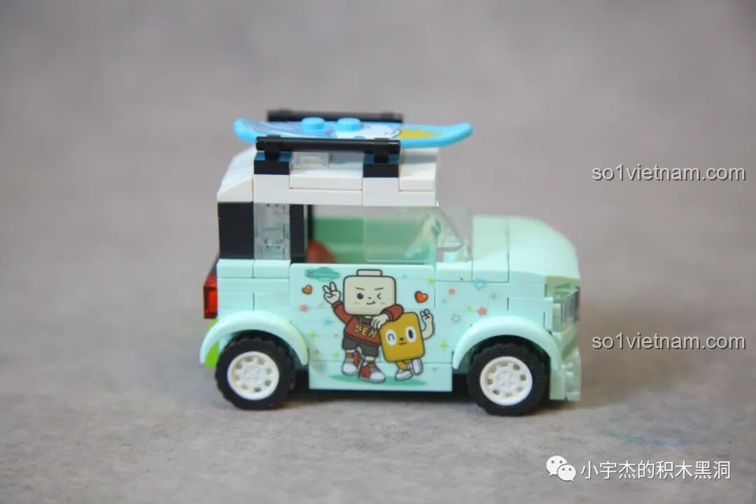 Xe mini Sembo 714510 nhìn từ bên hông, khoe trọn sticker nhân vật Sembo đáng yêu.