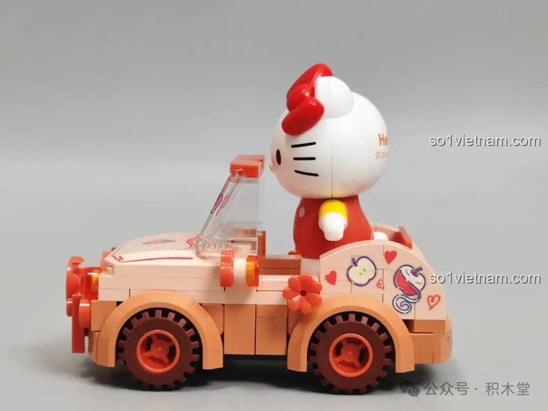 Cận cảnh bên hông xe mui trần Hello Kitty TC1724, với các chi tiết trang trí.