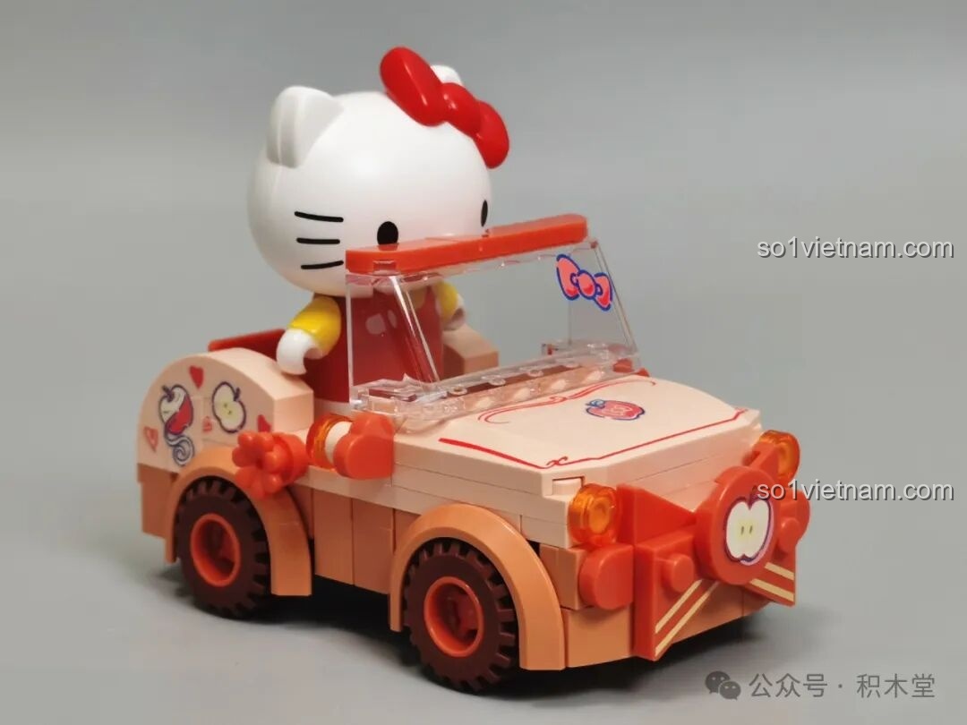 Chiếc xe mui trần Hello Kitty TC1724 đã được lắp ráp hoàn chỉnh, màu be và cam đào.