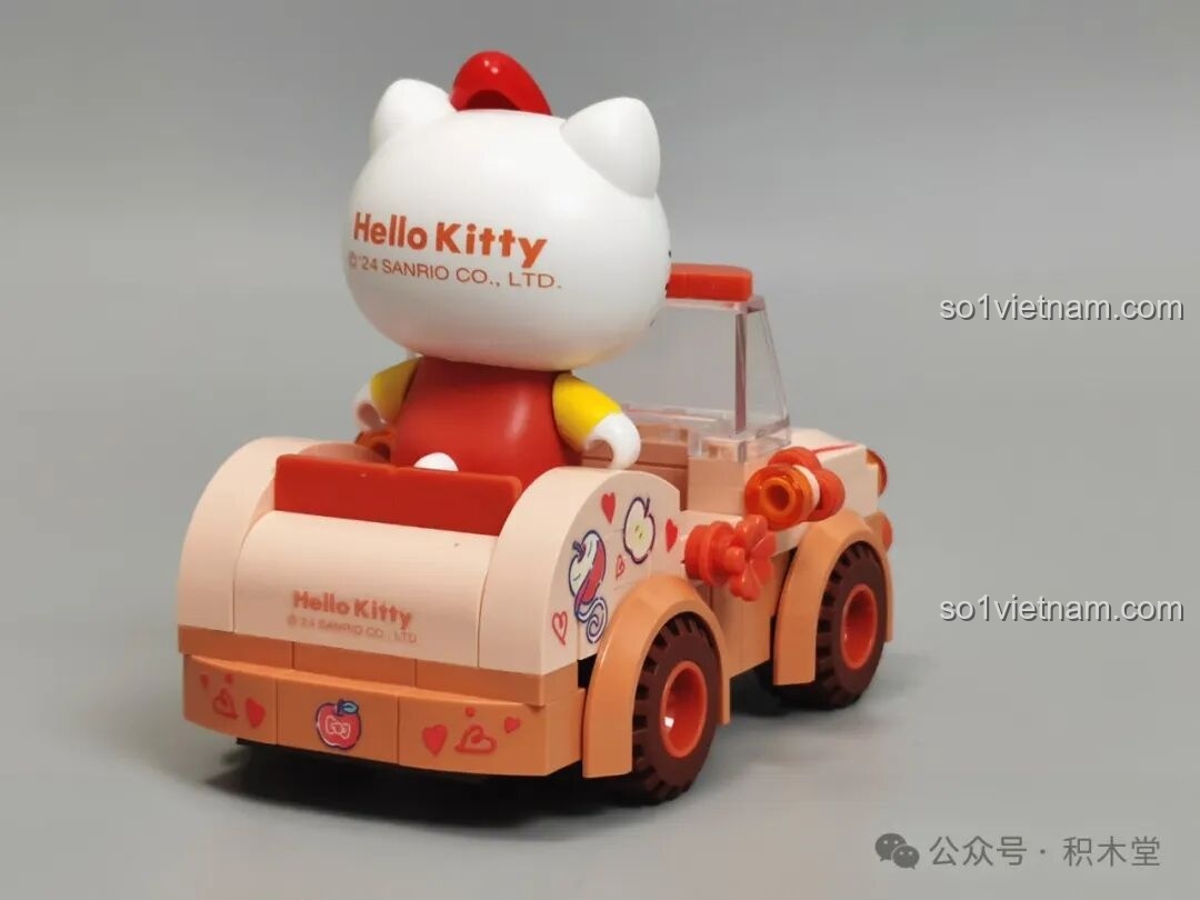 Góc nhìn từ phía sau của xe mui trần Hello Kitty TC1724, thể hiện thiết kế đuôi xe.