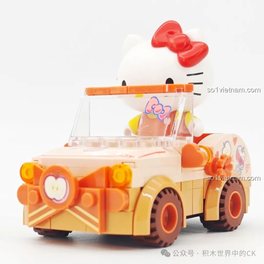 Góc nhìn khác của xe mui trần Hello Kitty trong bộ lắp ghép TOP TOY TC1724 Sanrio Characters.