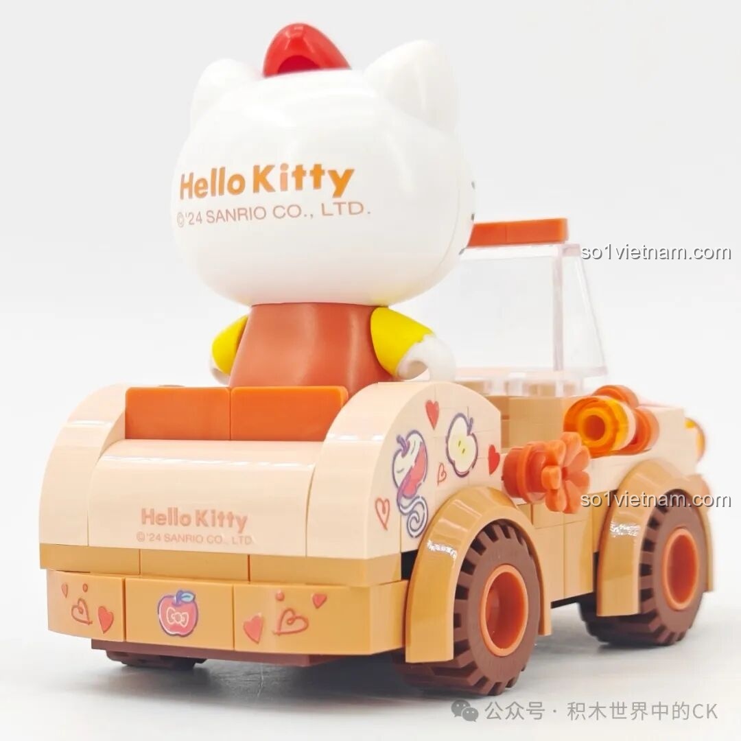 Mặt sau xe mui trần Hello Kitty, thể hiện logo và chi tiết trang trí của bộ TOP TOY TC1724.