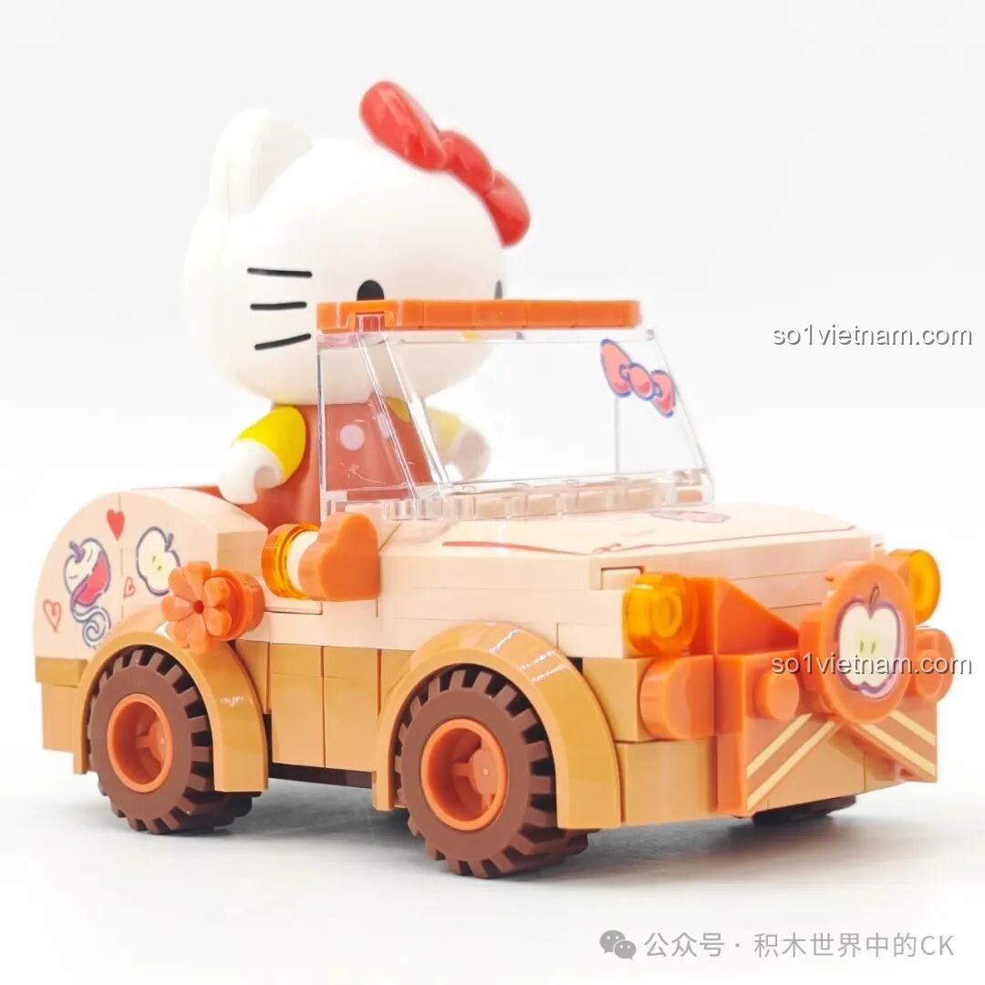 Góc nhìn bên hông của xe mui trần Hello Kitty trong bộ lắp ghép TOP TOY TC1724 Sanrio Characters.