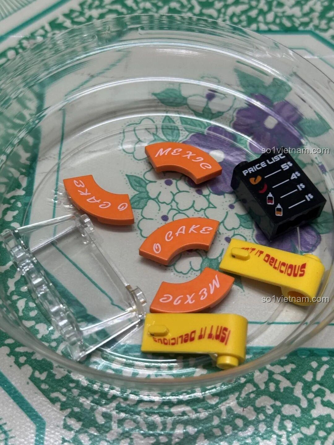 Mô hình Xe Tải Bán Đồ Ăn Decool 22046 hoàn chỉnh nhìn từ góc nghiêng, thể hiện rõ thiết kế mái che và bánh taco.