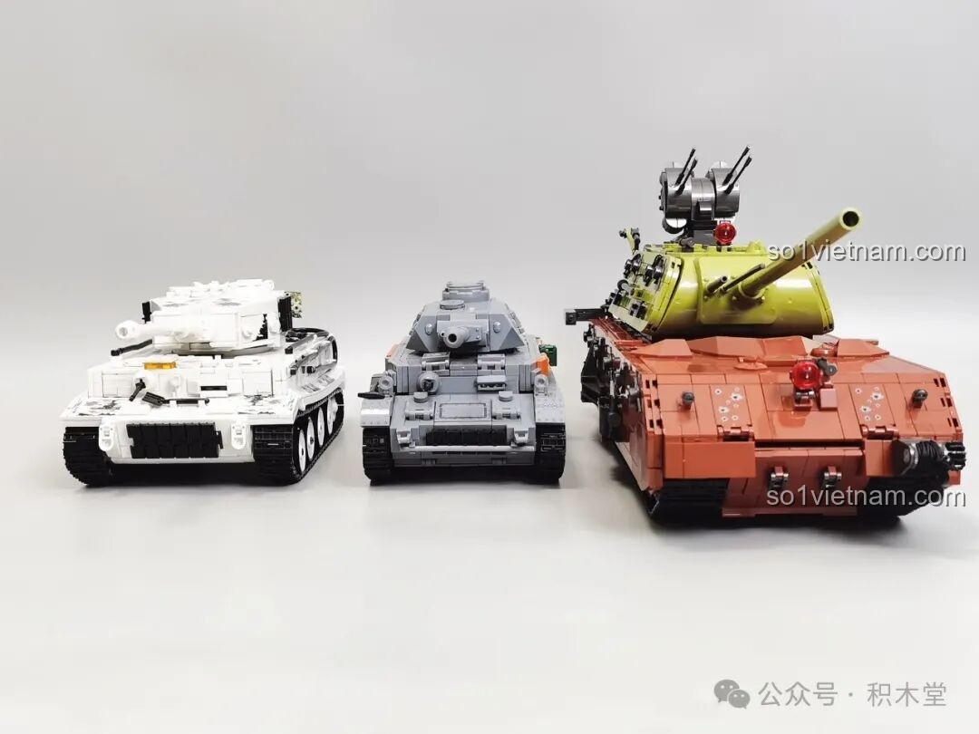 Hình ảnh xe tăng Maus 12GO 98002 điều khiển từ xa chạy trên thực tế, góc nhìn khác.