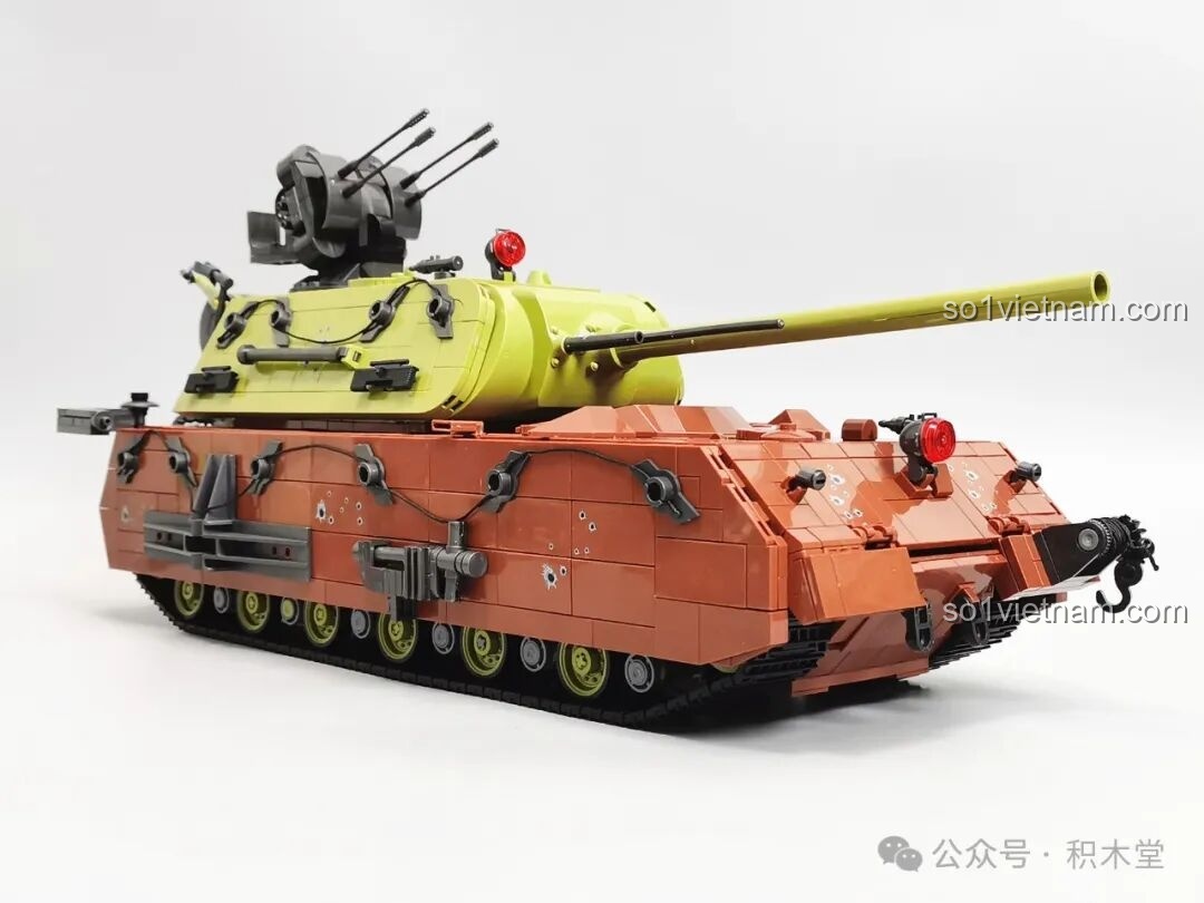 Mô hình xe tăng Maus 12GO 98002 nhìn từ chính diện phía sau, thể hiện sự bề thế của đuôi xe.