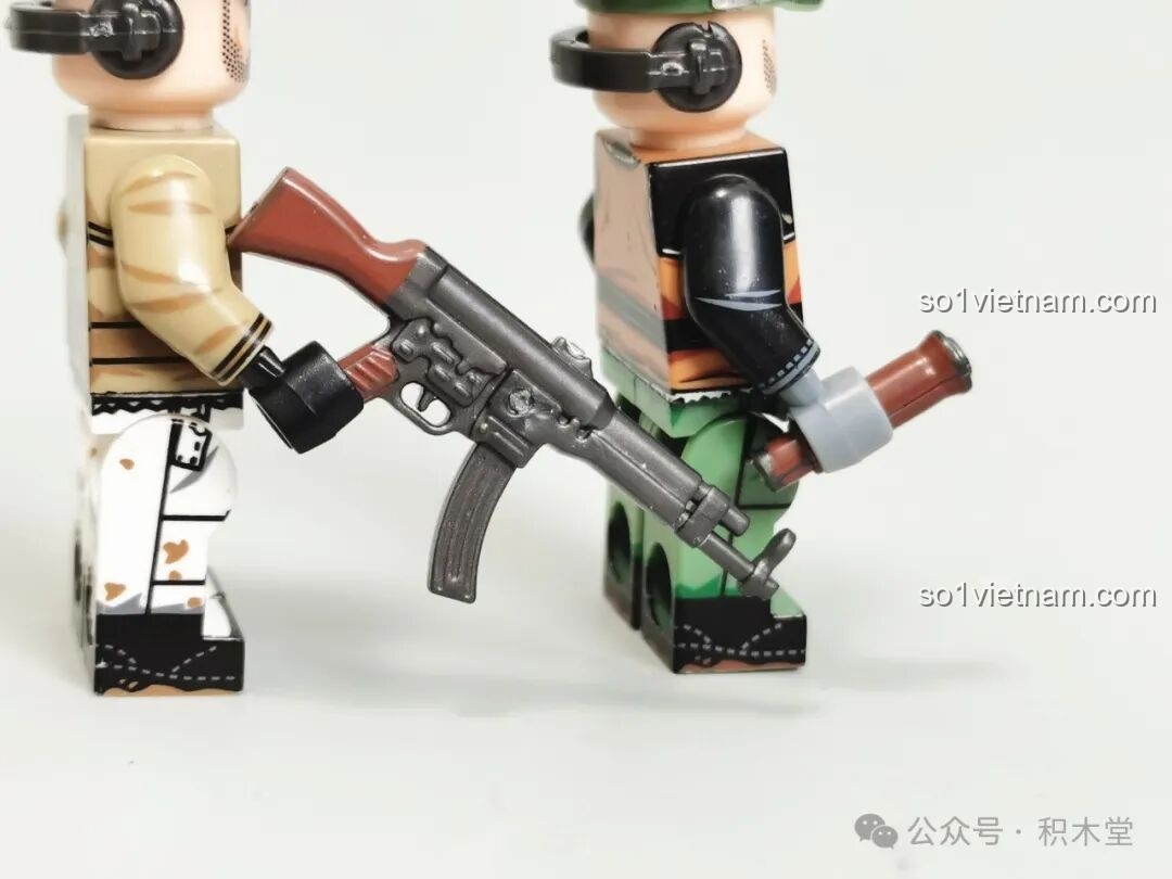 Mô hình xe tăng Maus 12GO 98002 nhìn từ chính diện, thể hiện sự đồ sộ và chi tiết.