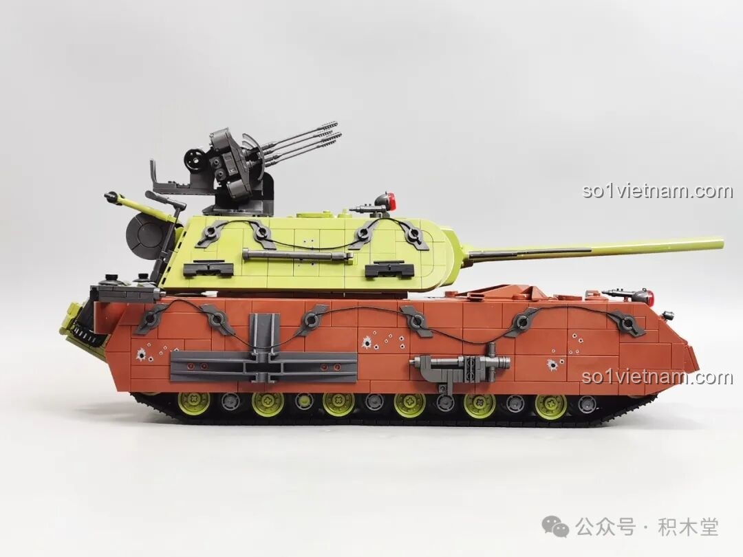 Mô hình xe tăng Maus 12GO 98002 nhìn từ góc chéo phía sau bên, thể hiện các chi tiết phụ kiện.