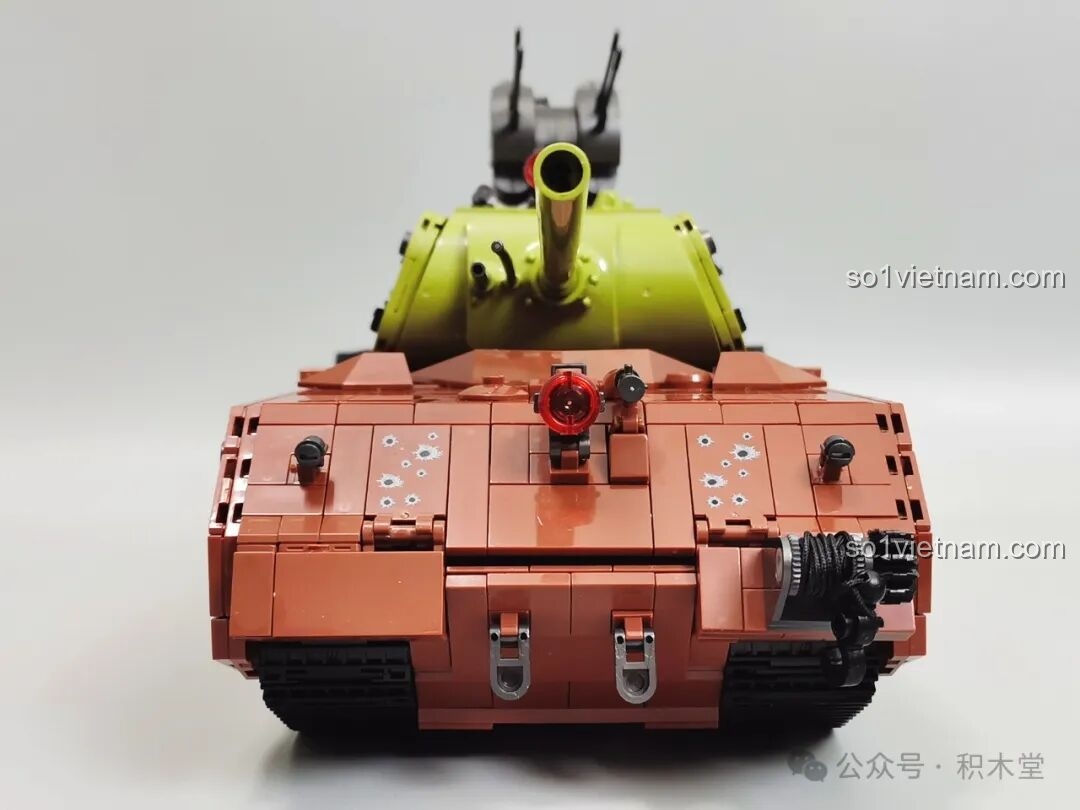 Mô hình xe tăng Maus 12GO 98002 nhìn từ góc chéo phía sau, thể hiện đuôi xe và tháp pháo.