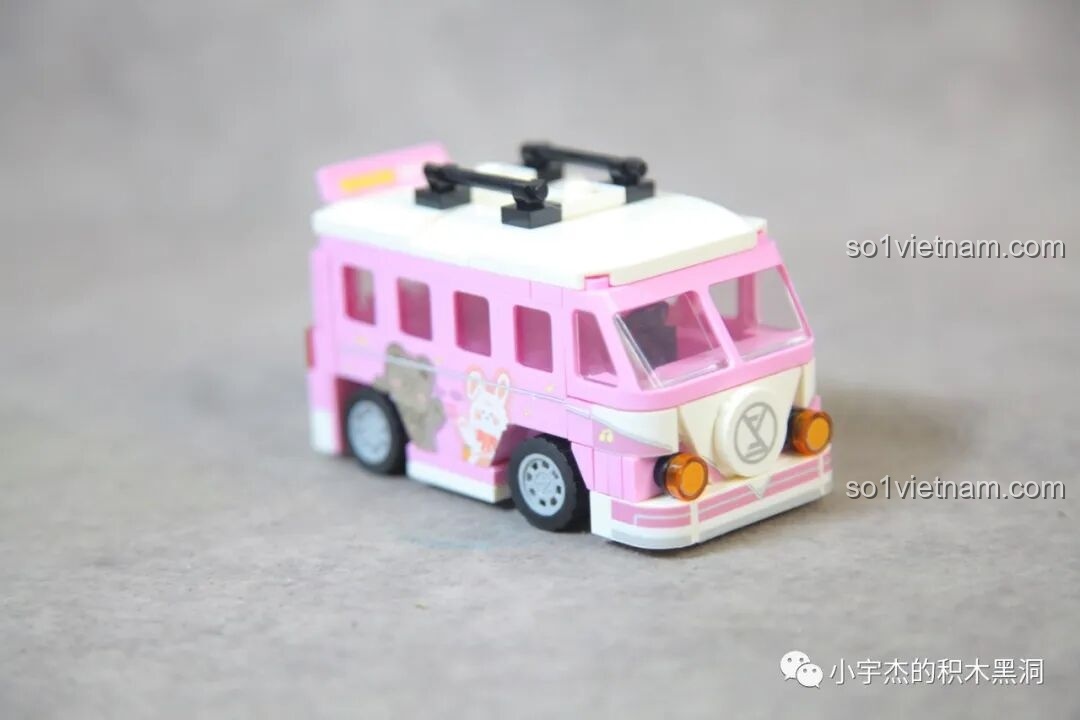 Xe van hồng Sembo 714511 nhìn từ góc chéo, thiết kế gợi nhớ đến mẫu xe VW T1.