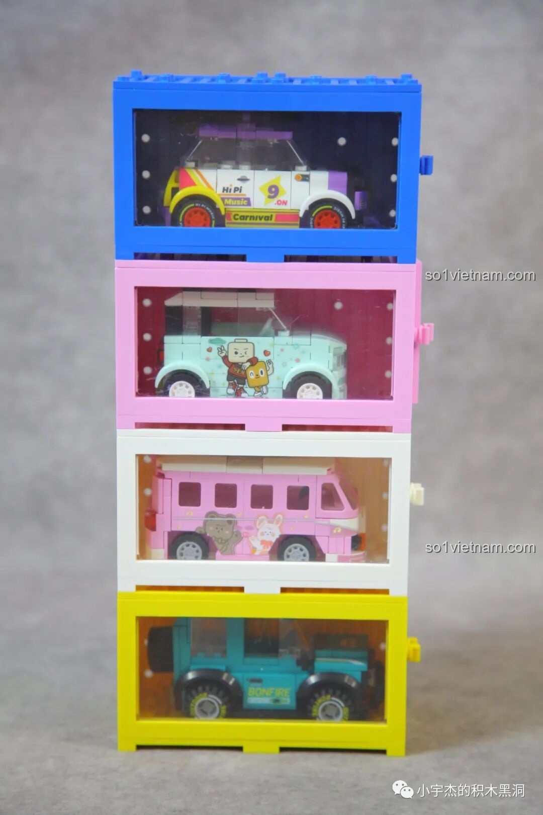 Bốn chiếc container của bộ sưu tập Sembo Famous Car World được xếp chồng lên nhau, quay mặt kính ra ngoài.