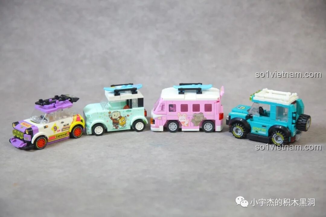 Bốn chiếc container Sembo Famous Car World được xếp chồng lên nhau một cách sáng tạo, thể hiện khả năng trưng bày linh hoạt.