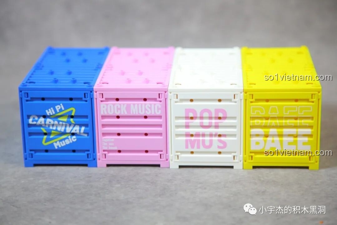 Bốn chiếc container của bộ sưu tập Sembo Famous Car World được xếp chồng lên nhau một cách ngẫu hứng.