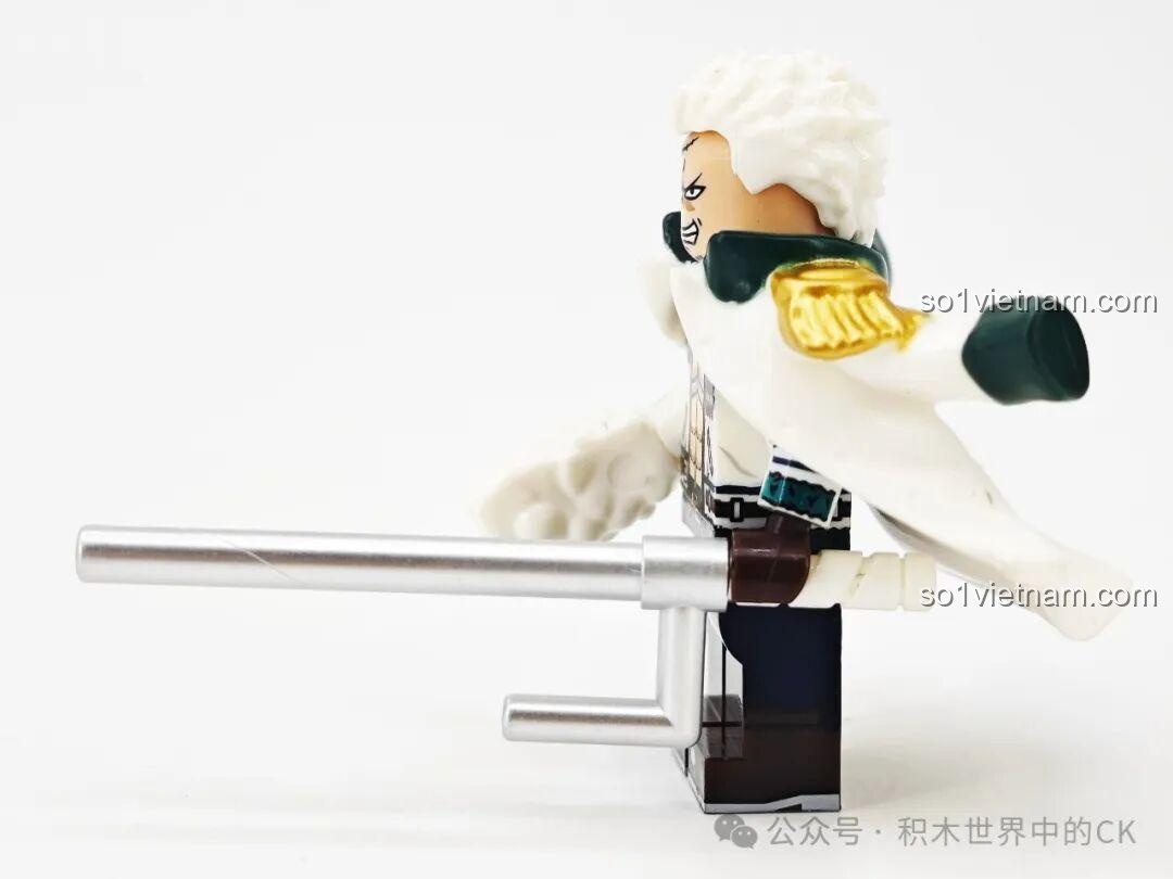 Minifigure Roronoa Zoro trong bộ X0356 của 欣宏XINH, kiếm sĩ tài ba với ba thanh kiếm đặc trưng, sẵn sàng chiến đấu.