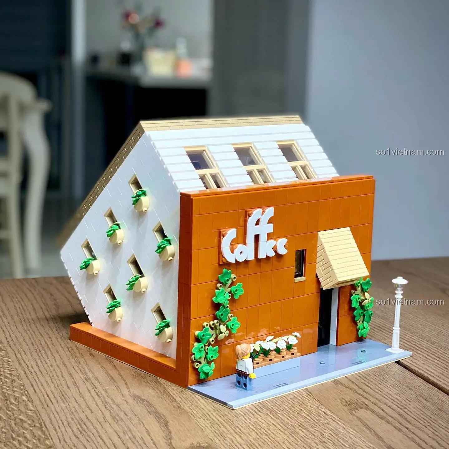 Ảnh chụp thực tế của Mô hình Cafe kiến trúc kỳ lạ 10209 sau khi lắp ráp xong, đặt trên bàn gỗ, cho thấy vẻ ngoài ấn tượng.