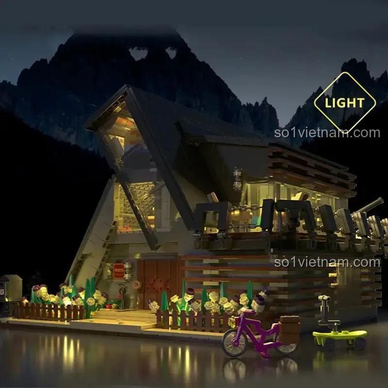 Ngôi nhà Lambda XMORK 10213 về đêm lung linh với đèn LED, tạo không gian ấm cúng, là món đồ chơi giáo dục cho bé 6 tuổi.