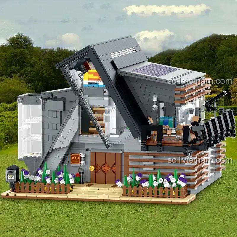 Bộ lắp ghép Ngôi nhà Lambda XMORK 10213 đặt trên bãi cỏ xanh, mô tả không gian sống động, phù hợp cho trẻ em 6+.