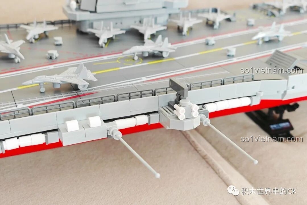 Toàn cảnh boong tàu của mô hình ZDEL DL-40023 Tàu Sân Bay Phúc Kiến 003 với nhiều máy bay chiến đấu được sắp xếp.