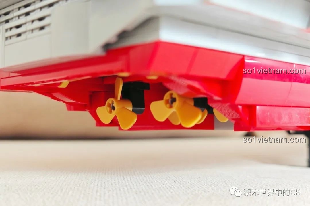 Góc nhìn từ trên cao vào boong tàu của mô hình ZDEL DL-40023 Tàu Sân Bay Phúc Kiến 003, hé lộ các chi tiết nội thất.