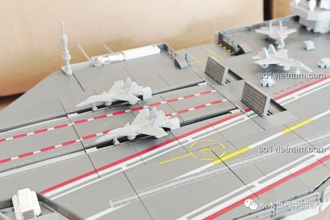 Góc nhìn từ cạnh bên boong tàu của mô hình ZDEL DL-40023 Tàu Sân Bay Phúc Kiến 003, với các chi tiết pháo phòng không.