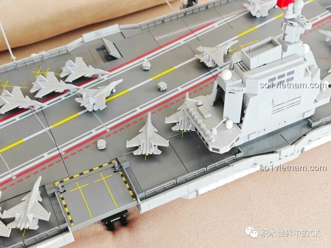 Cận cảnh các cánh quạt dưới thân tàu của mô hình ZDEL DL-40023 Tàu Sân Bay Phúc Kiến 003, chi tiết và chân thực.