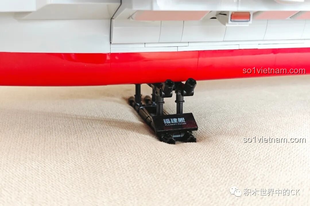 Cận cảnh chân đế trưng bày của mô hình ZDEL DL-40023 Tàu Sân Bay Phúc Kiến 003, với tên tàu được khắc rõ ràng.