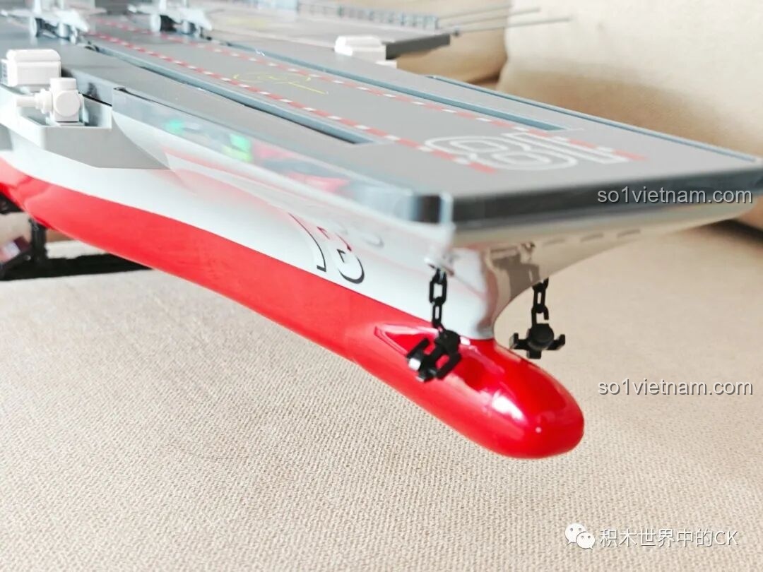 Chân đế trưng bày của mô hình ZDEL DL-40023 Tàu Sân Bay Phúc Kiến 003, có khắc tên tàu.