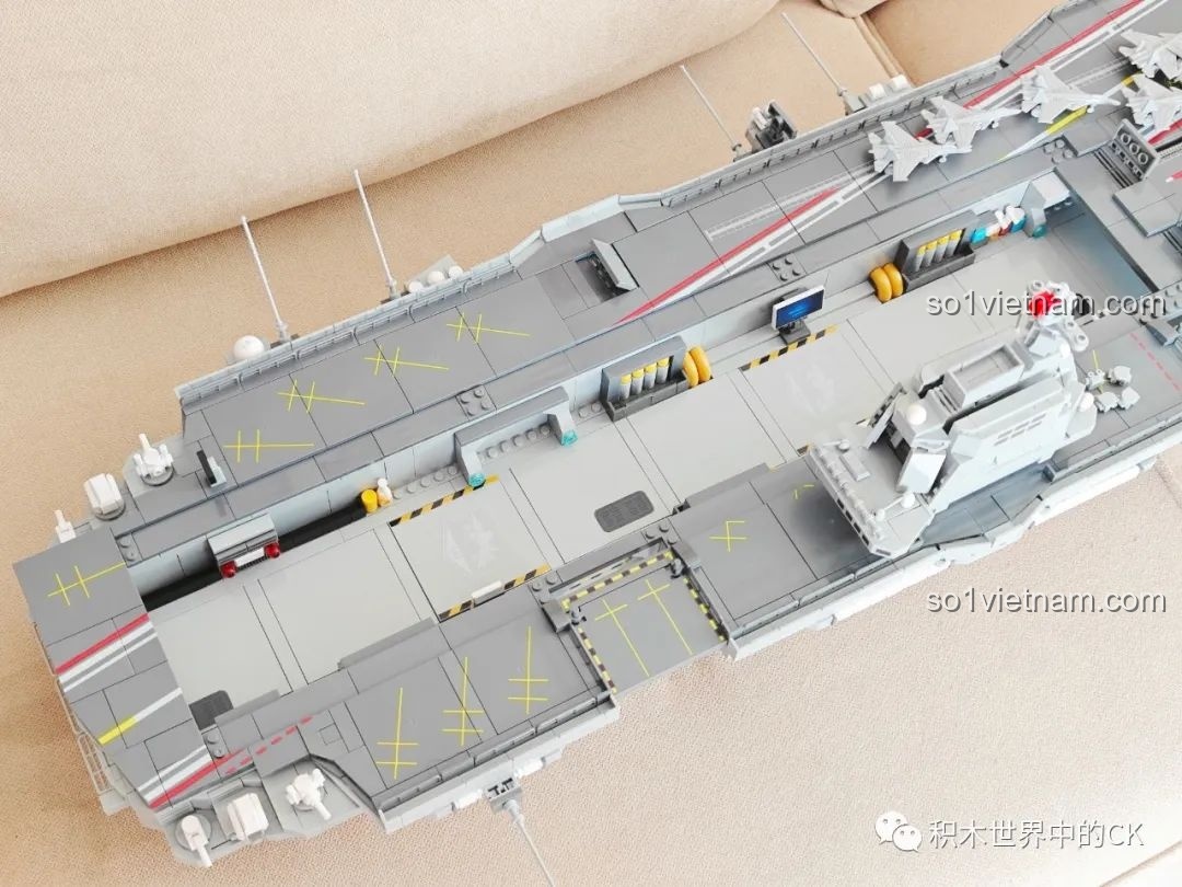 Cận cảnh khu vực hangar và các chi tiết bên trong boong tàu của mô hình ZDEL DL-40023 Tàu Sân Bay Phúc Kiến 003.