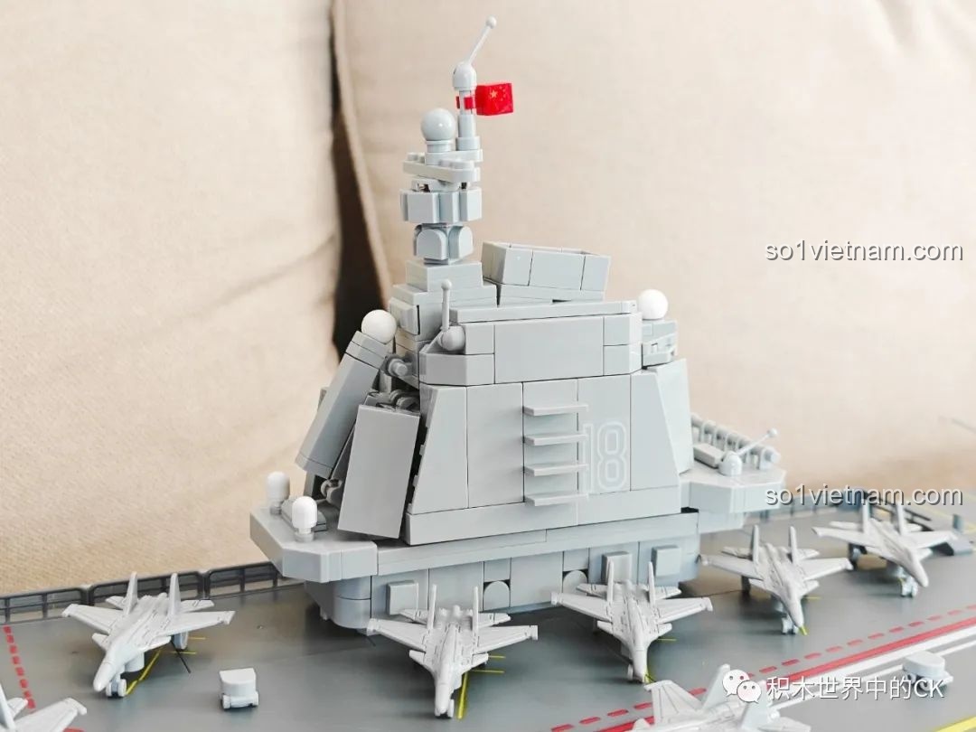 Góc nhìn chéo của đảo chỉ huy mô hình ZDEL DL-40023 Tàu Sân Bay Phúc Kiến 003, thể hiện các chi tiết kiến trúc.